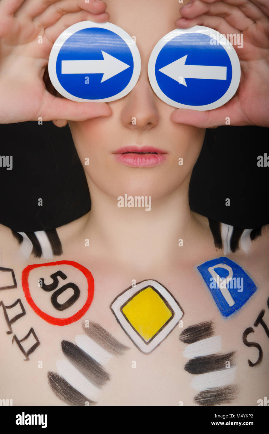 Portrait de femme avec des panneaux de circulation Banque D'Images