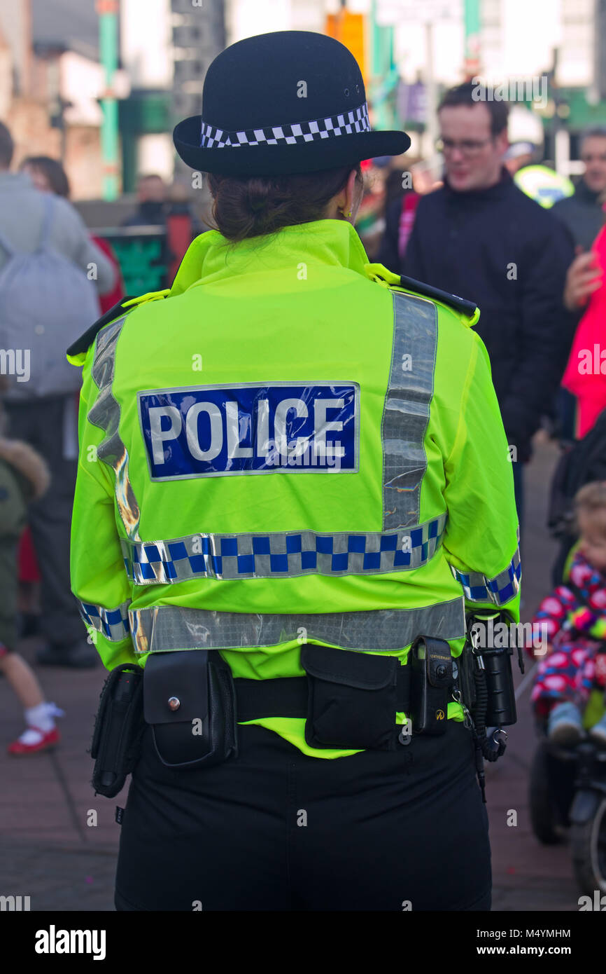 Femme policier britannique sur le contrôle des foules à Liverpool UK. Banque D'Images