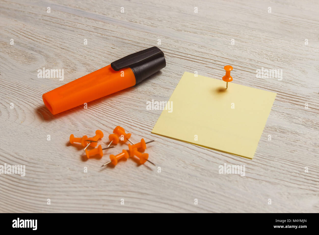 L'arrêt, autocollant jaune Blanc Orange, épingles, marqueur sur planche de bois blanc. Memo, Rappel. Banque D'Images