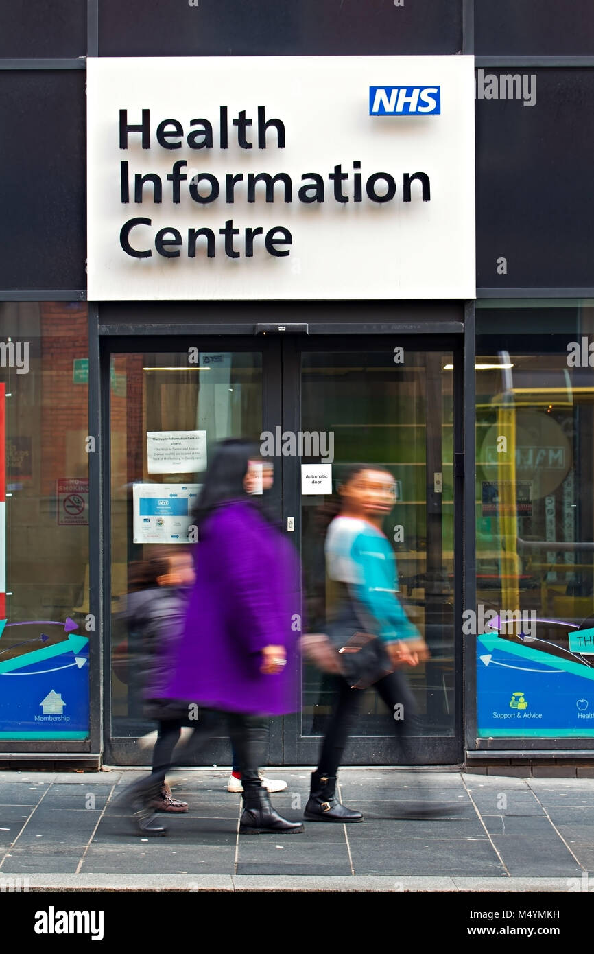 Les gens en passant devant le Centre d'information de Santé NHS sur Hanover Street Liverpool UK. Banque D'Images