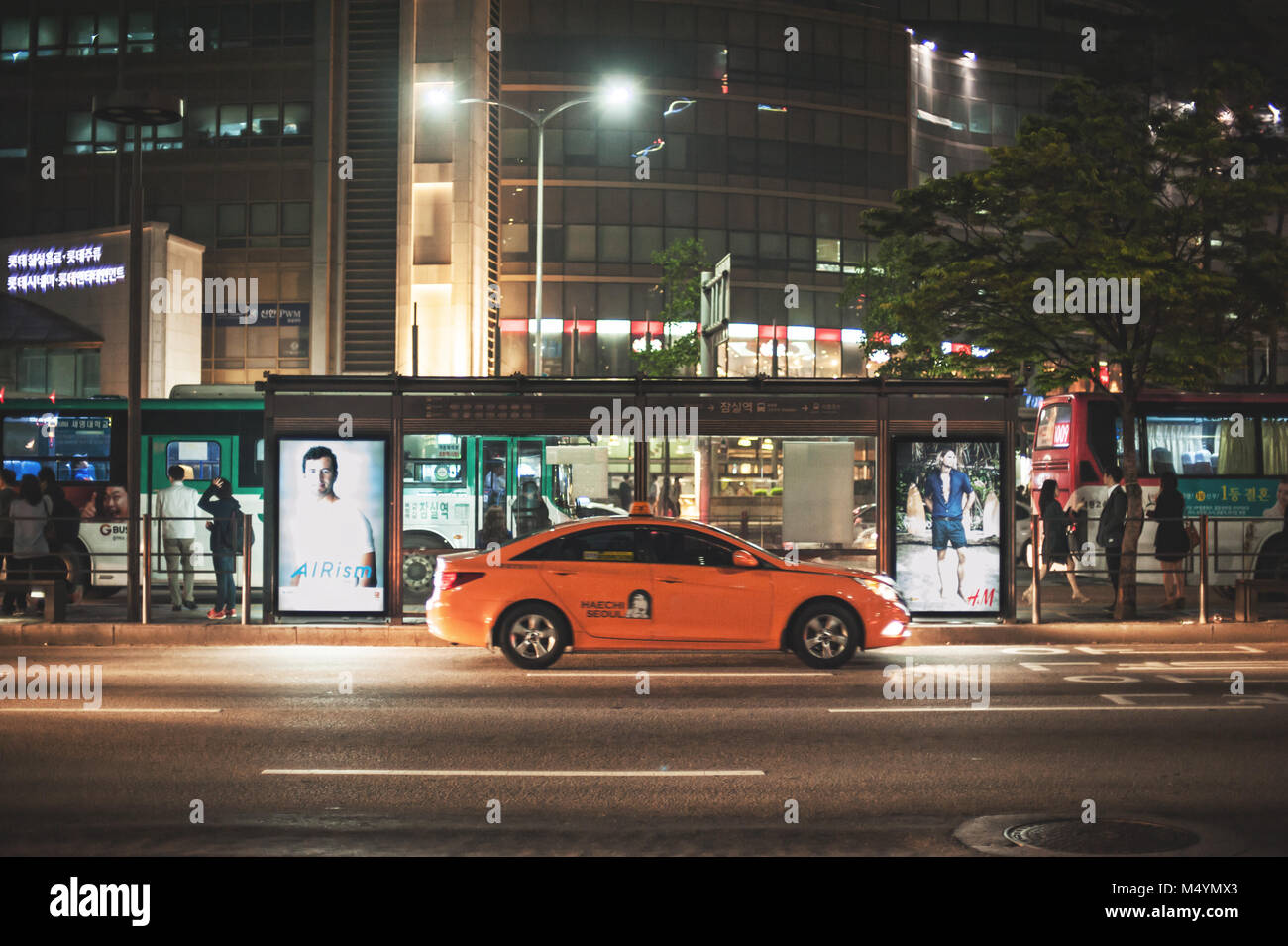 Corée du Sud rue la nuit, la route en taxi Banque D'Images