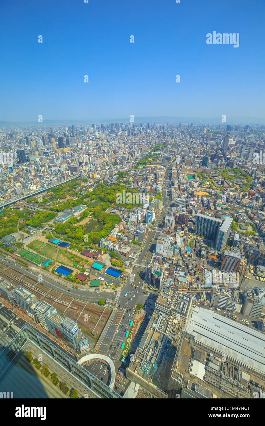 Osaka, Japon - 30 Avril 2017 : Vue aérienne de zoo de Tennoji et Osaka cityscape à partir d'un sommet de l'Osaka Abeno Harukas, le plus haut gratte-ciel du Japon. Ciel bleu avec copie espace. La verticale. Banque D'Images