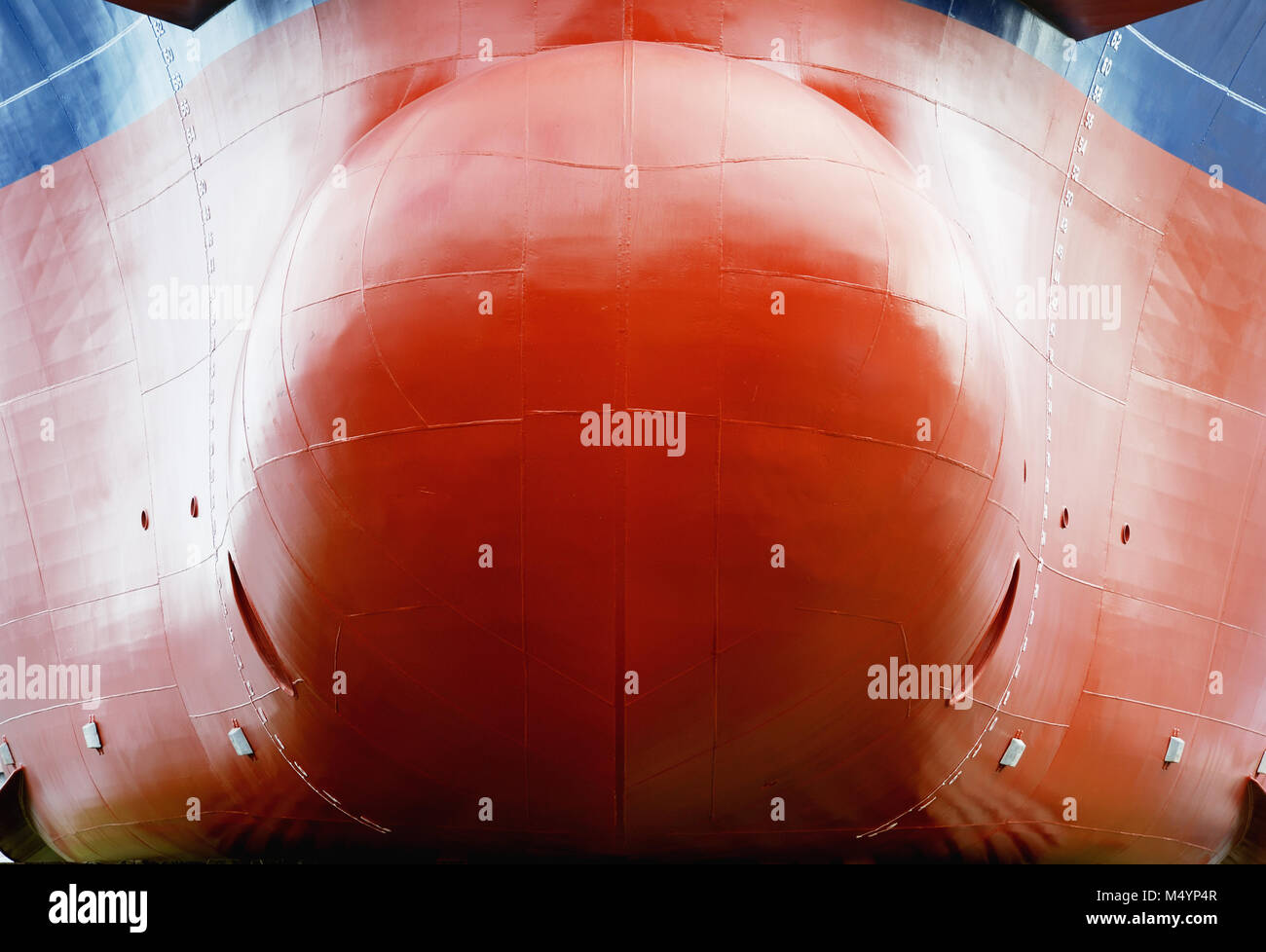 Quille de navire de mer rouge et de conduite d'eau Banque D'Images