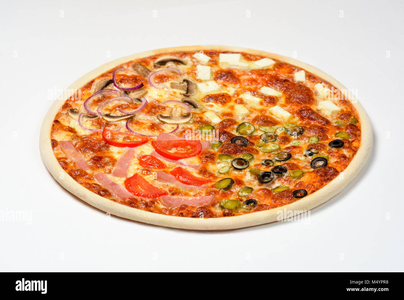 Pizza au jambon, tomates et champignons ,, oignons, cornichons, olives, fromage feta, fromage mozzarella sur un fond blanc Banque D'Images