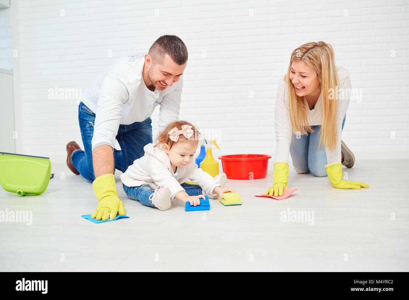 Une famille heureuse est lavé le plancher. Banque D'Images