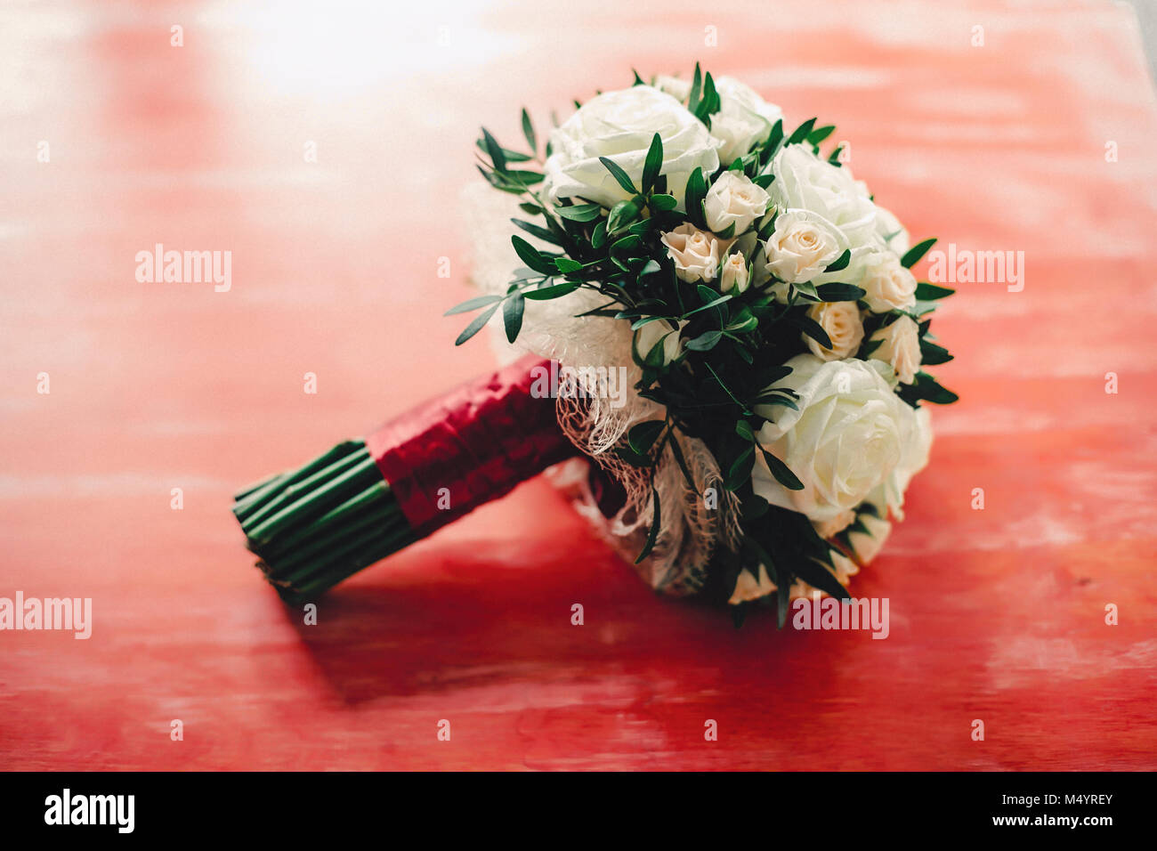 Bouquet de mariage est sur la table Banque D'Images