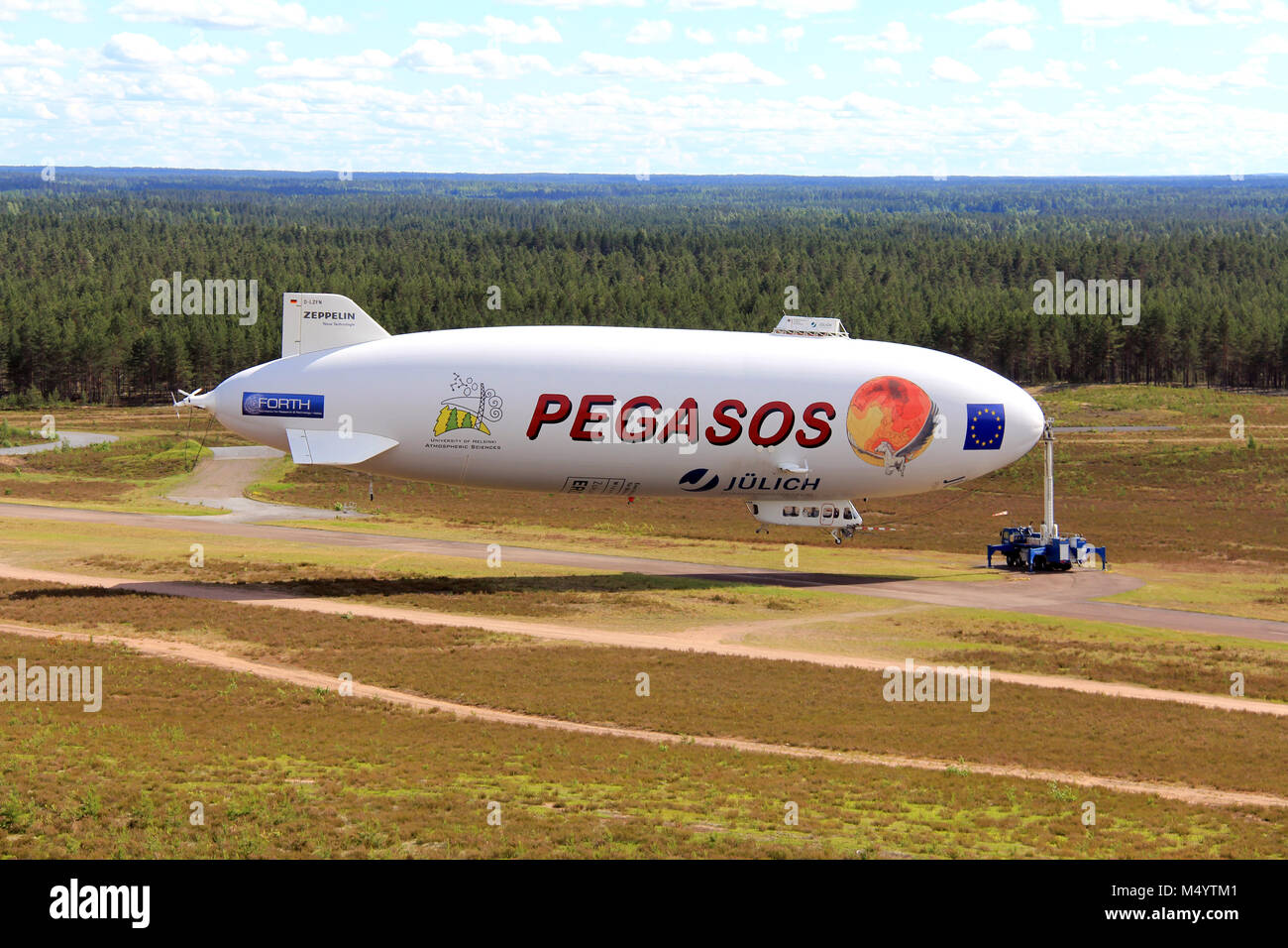 JAMIJARVI, FINLANDE - le 15 juin 2013 : dirigeable Zeppelin NT Pegasos attaché au mât à Jamijarvi, la Finlande le 15 juin 2013 après avoir terminé l'AC. 30 re Banque D'Images