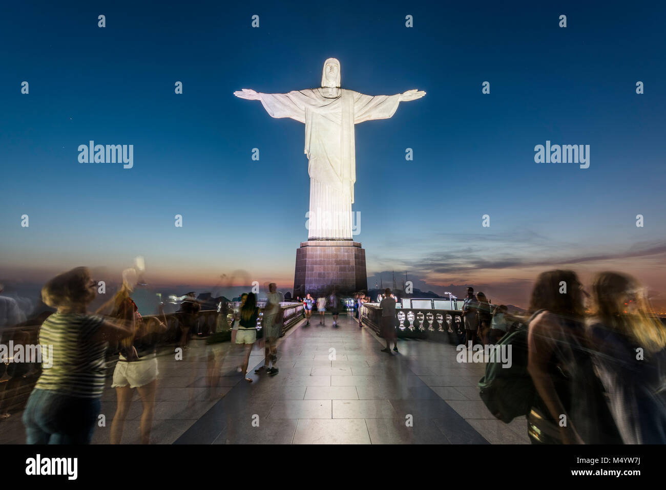 Statue du Christ Rédempteur avec les touristes au coucher du soleil, la montagne du Corcovado, Rio de Janeiro, Brésil Banque D'Images