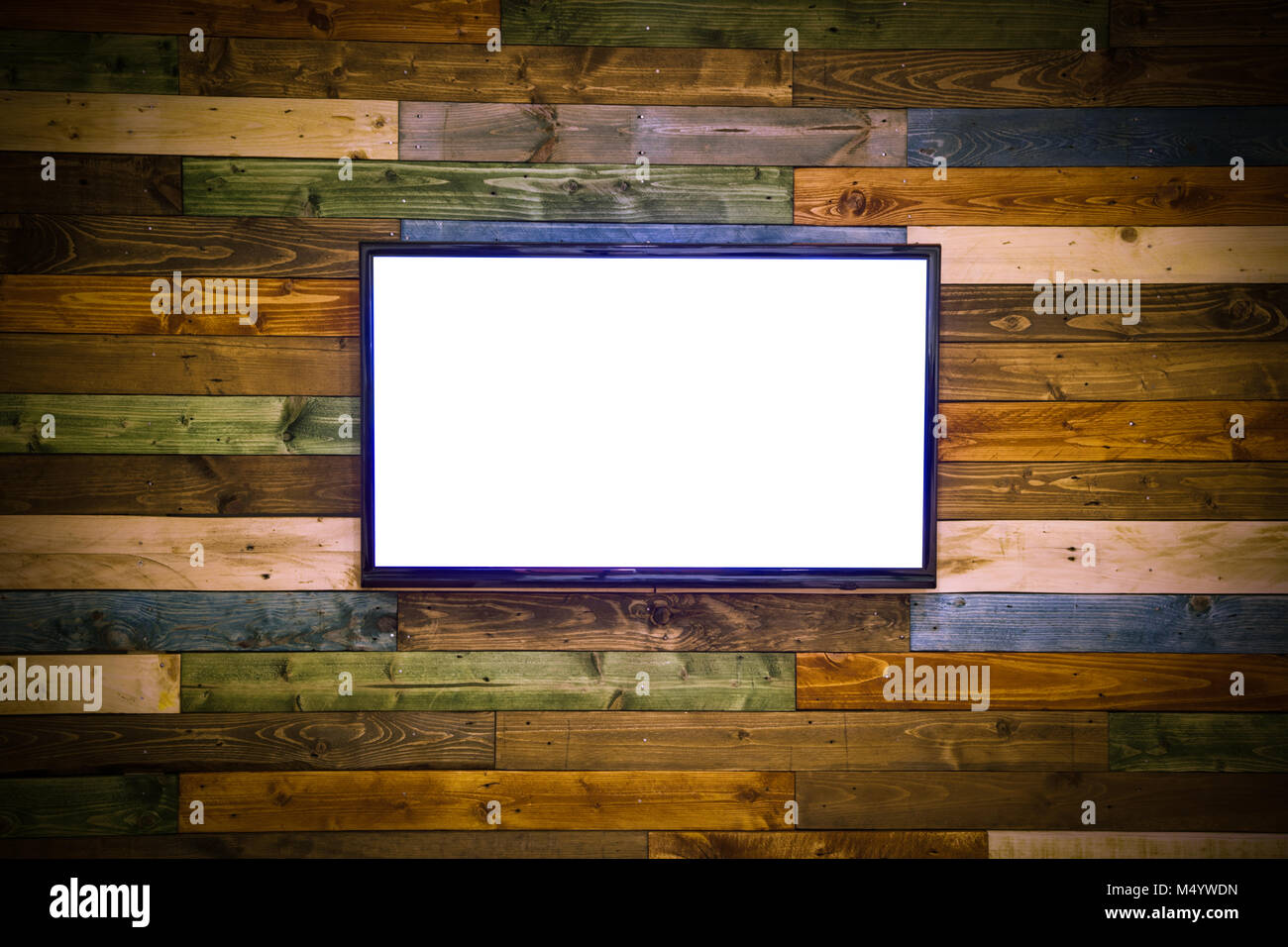 Téléviseur écran plat lcd blanc accroché au mur en bois planches avec ...