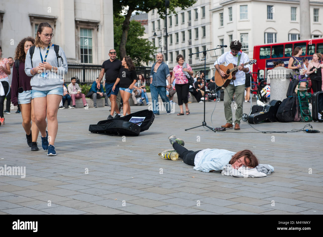 Londres, Royaume-Uni. Drunk woman sleeping in Trafalgar square. Banque D'Images Londres, Royaume-Uni. Drunk woman sleeping in Trafalgar square. Banque D'Images