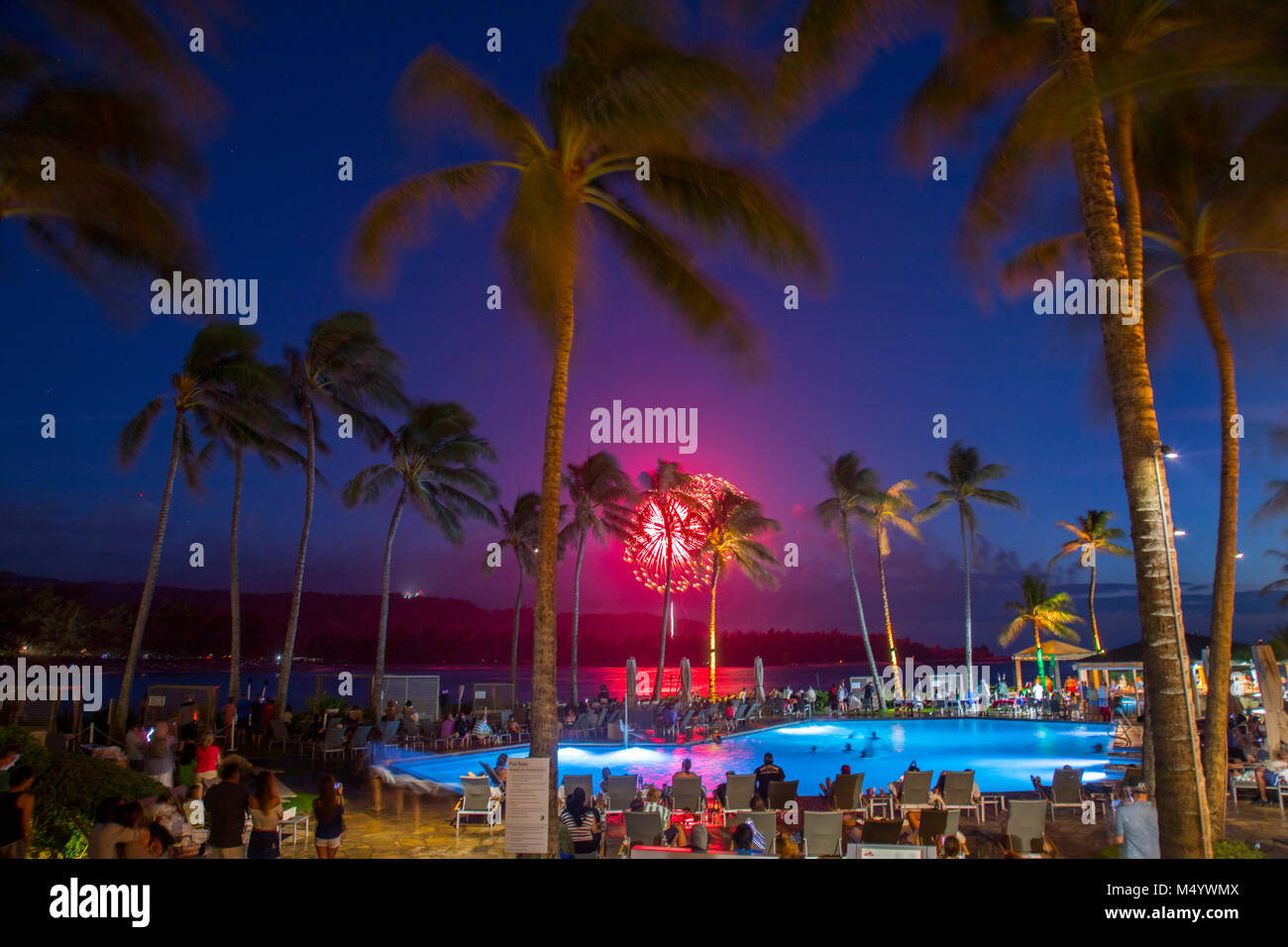 D'artifice du 4 juillet vu de station touristique à Turtle Bay, north shore d'Oahu, Hawaii Islands, USA Banque D'Images