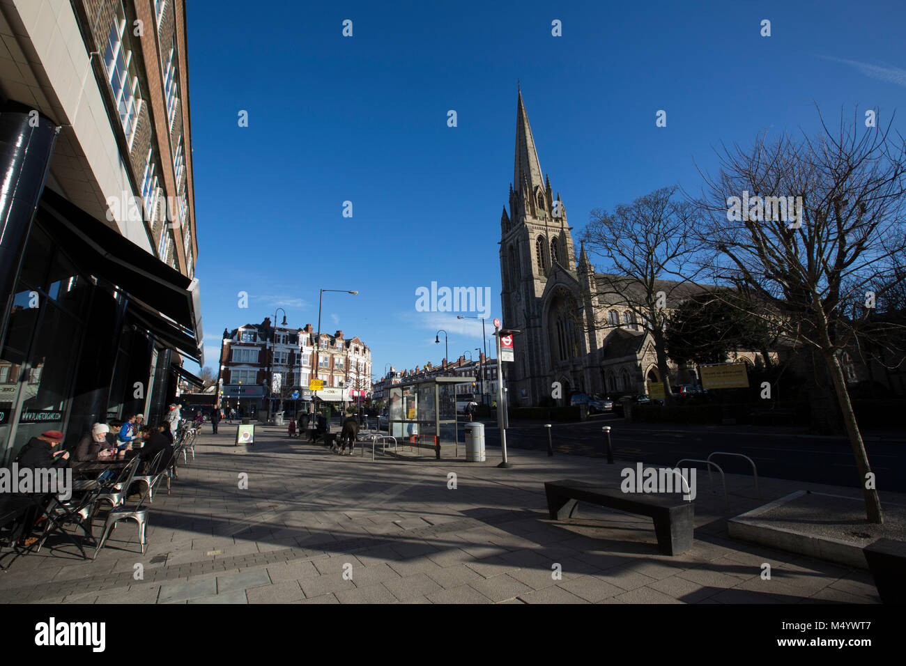 St James' Church dans la distance sur Muswell Hill Road, North London, England, UK Banque D'Images