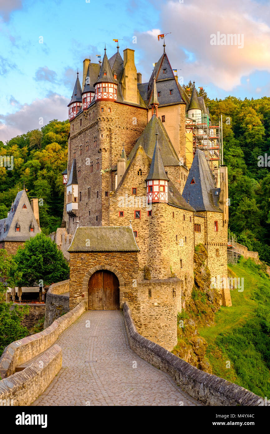 Le château de Burg Eltz en Rhénanie-palatinat au coucher du soleil Banque D'Images