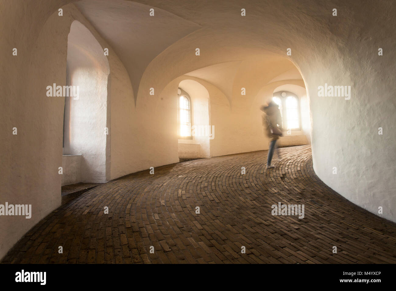 Femme à monter en spirale de Rundetaarn, Copenhague, Danemark Banque D'Images