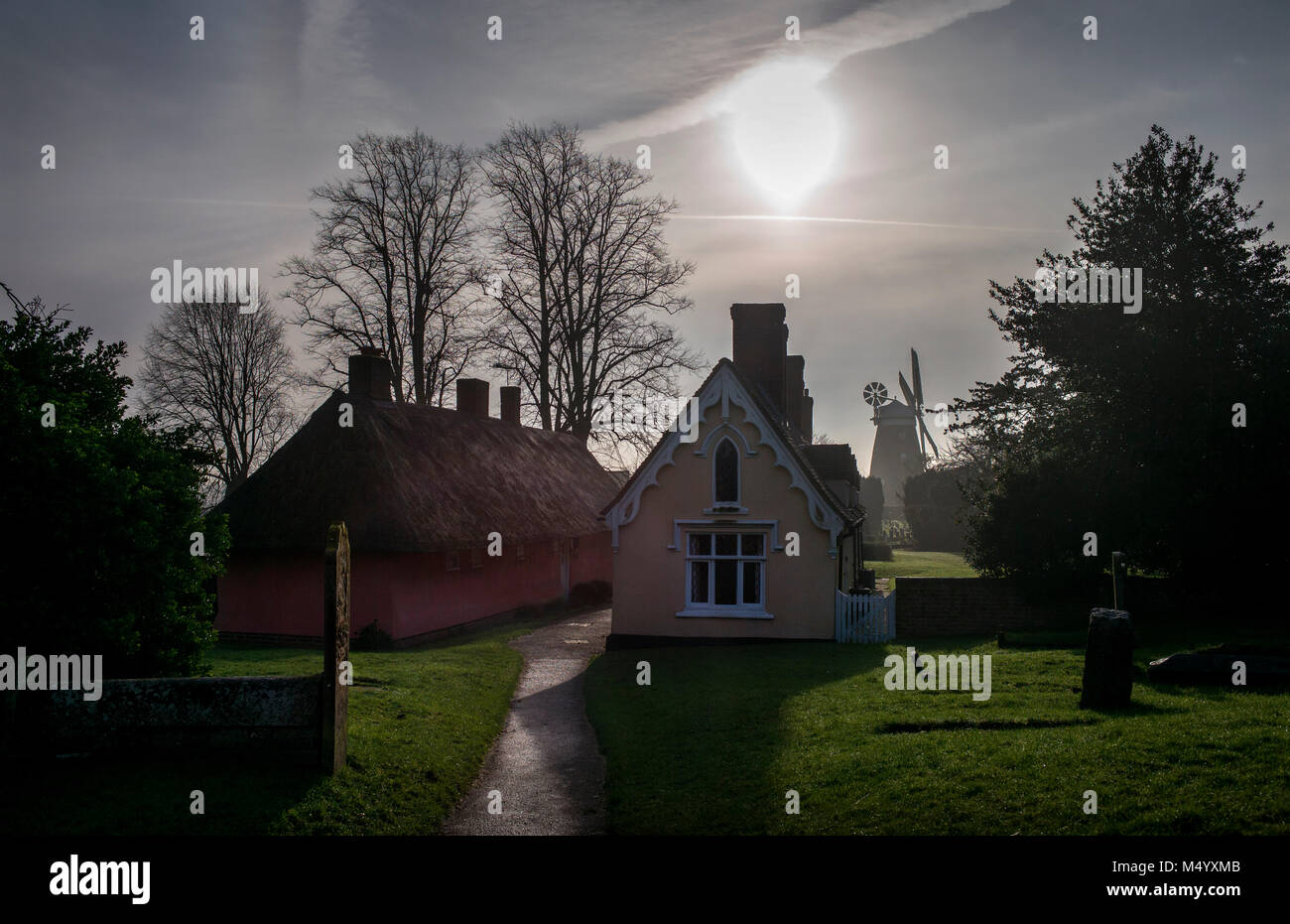 Thaxted Essex en Angleterre. Hospices et John Webb's moulin construit en 1804.janvier 2018 photographiée à l'aube dans la brume matinale. Wikipeadia John Webb Banque D'Images