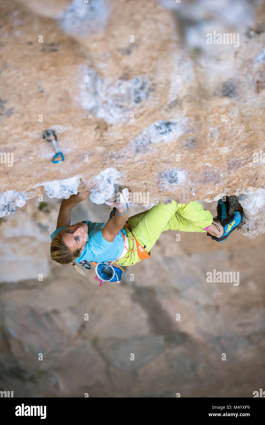 Professional female climber escalade à Kalymnos, Grèce Banque D'Images