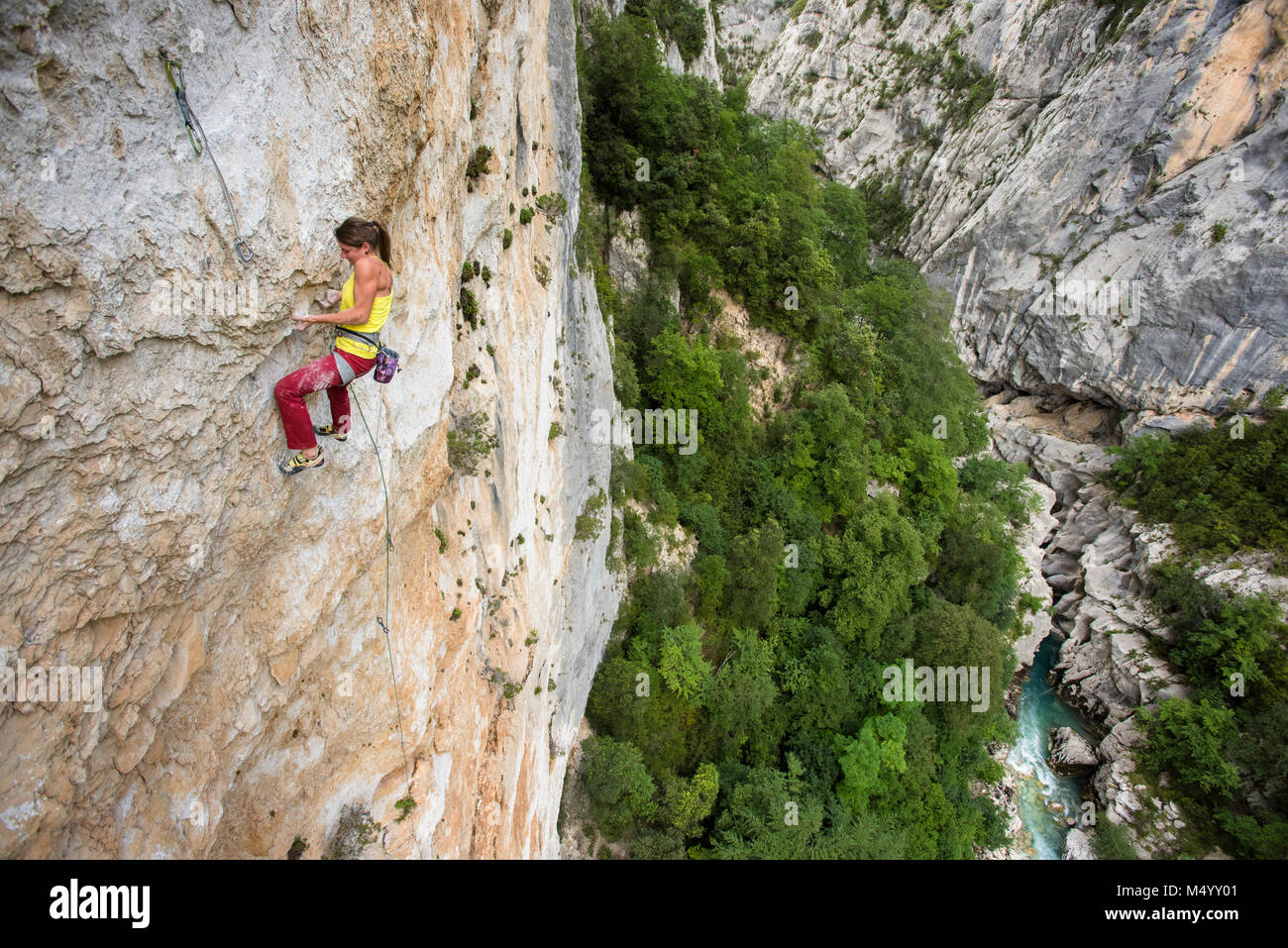 Female rock climber climbing rock face, Gorges du Verdon, Alpes de Haute-Provence, France Banque D'Images