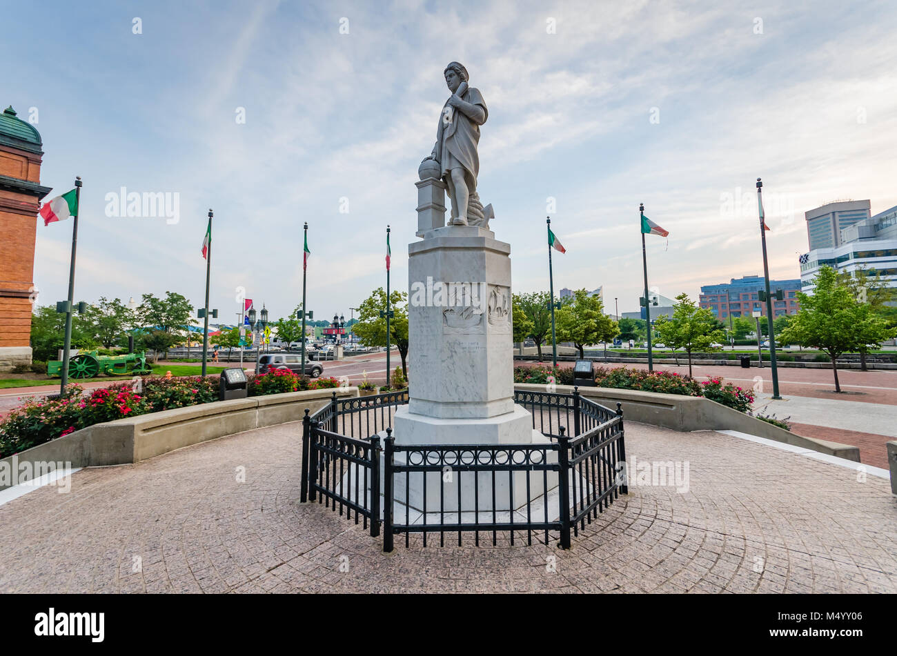 Consacrée en 1984 et situé près de la Petite Italie à Baltimore, Maryland, le marbre de Carrare italien monument commémore l'héritage italien de la ville. Banque D'Images