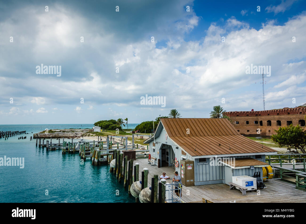 Dock et du bureau du parc à Fort Jefferson dans le parc national sec de Tortugas dans les Florida Keys. Banque D'Images