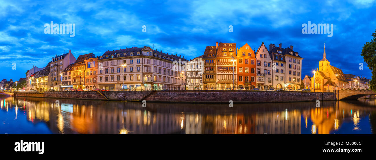Nuit panorama sur les toits de la ville de Strasbourg, Strasbourg, France Banque D'Images