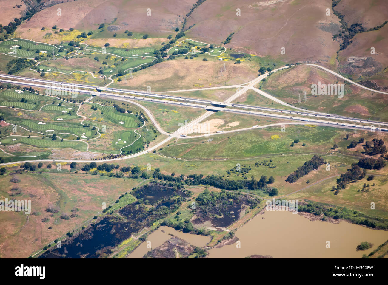 Voler au-dessus de la sierra National Forest Hills et les vallées Banque D'Images