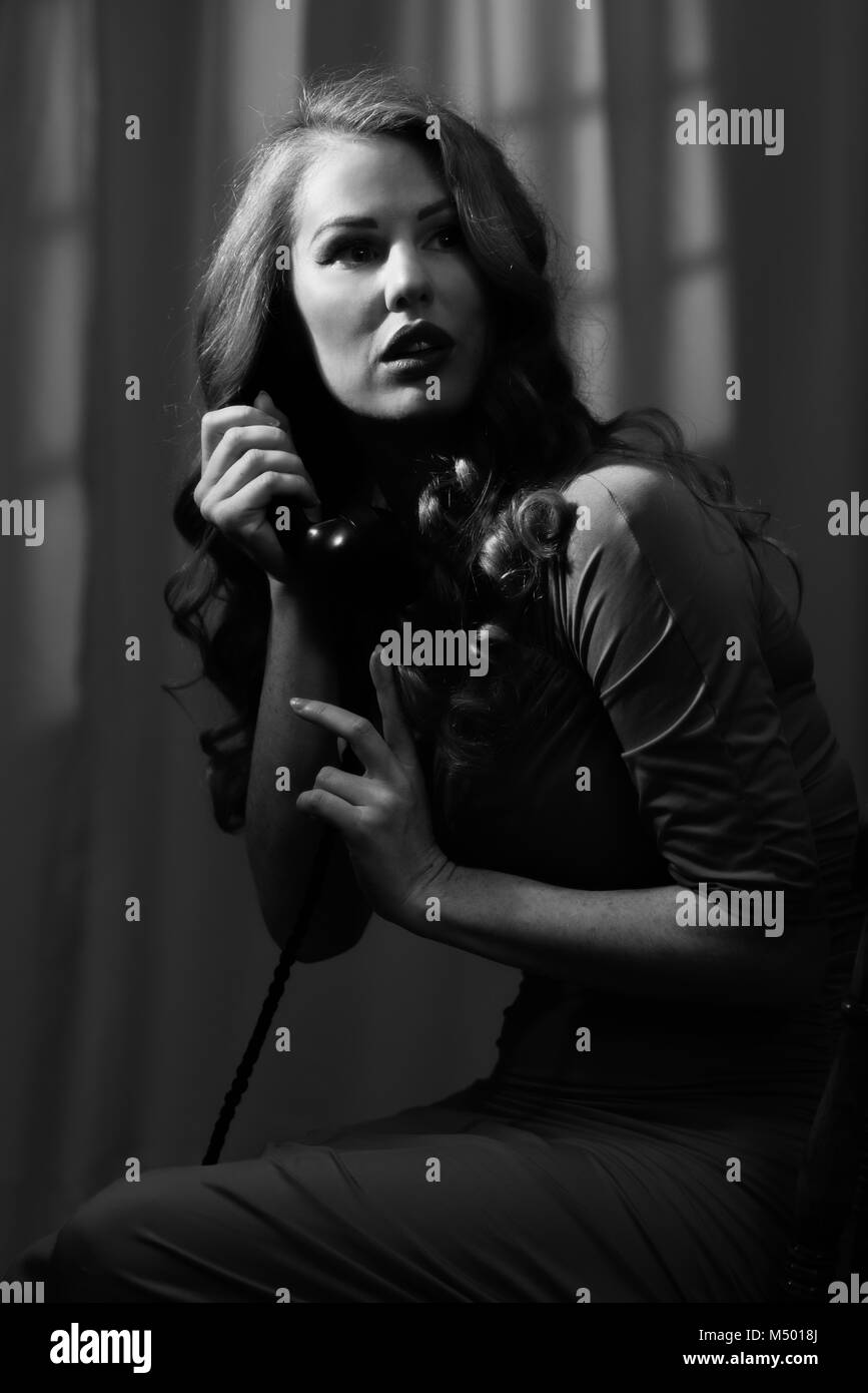 Image style film noir de femme aux cheveux longs sur téléphone Banque D'Images