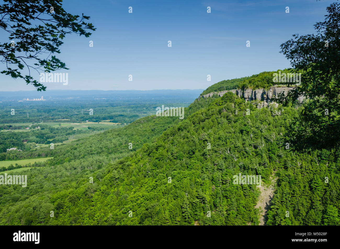 Falaises de l'Est de New York, dont la plupart dans John Boyd Thacher State Park, l'augmentation en flèche de la Hudson Valley ci-dessous, avec une différence d'altitude de l'ap Banque D'Images