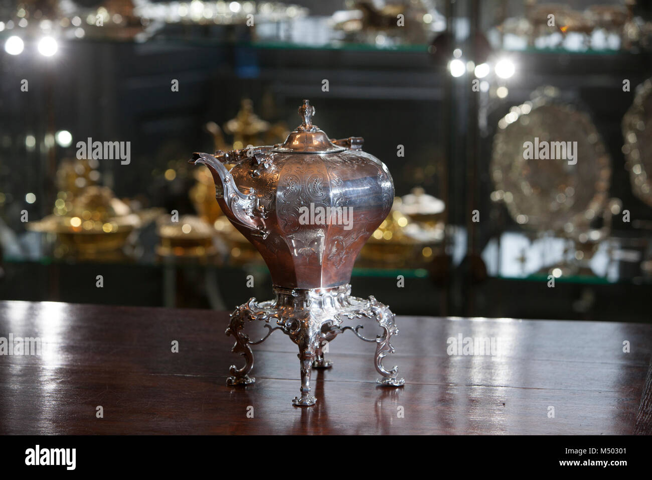 Edimbourg, Ecosse. 19 févr. 2018. Appeler quelqu'un support pour le thé ? Appuyez sur Appeler à BONHAMS. Ornant le centre de la table est un irlandais George III épergne argent (£3,000-4,000) parfait pour les gâteaux et les scones flanquée de deux magnifiques vases en porcelaine de style Sèvres (£1,200-1,500). Un bassin et aiguière français- magnifiquement orné d'une frise illustrant la danse des Willis (du ballet Giselle) est à votre disposition pour rafraîchir les doigts collants (£5,000-8,000). Credit : Pako Mera/Alamy Live News Banque D'Images