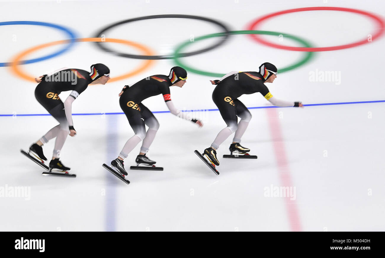 Gangneung, Corée du Sud. Feb 19, 2018. 19 février 2018, la Corée du Sud, Gangneung, Jeux olympiques, patinage de vitesse, Ladies' Poursuite par équipe, finale, Gangneung ovale : Claudia Pechstein (R-L), Gabriele Hirschbichler et Roxanne Dufter à partir de l'Allemagne. Crédit : Peter Kneffel/dpa/Alamy Live News Banque D'Images