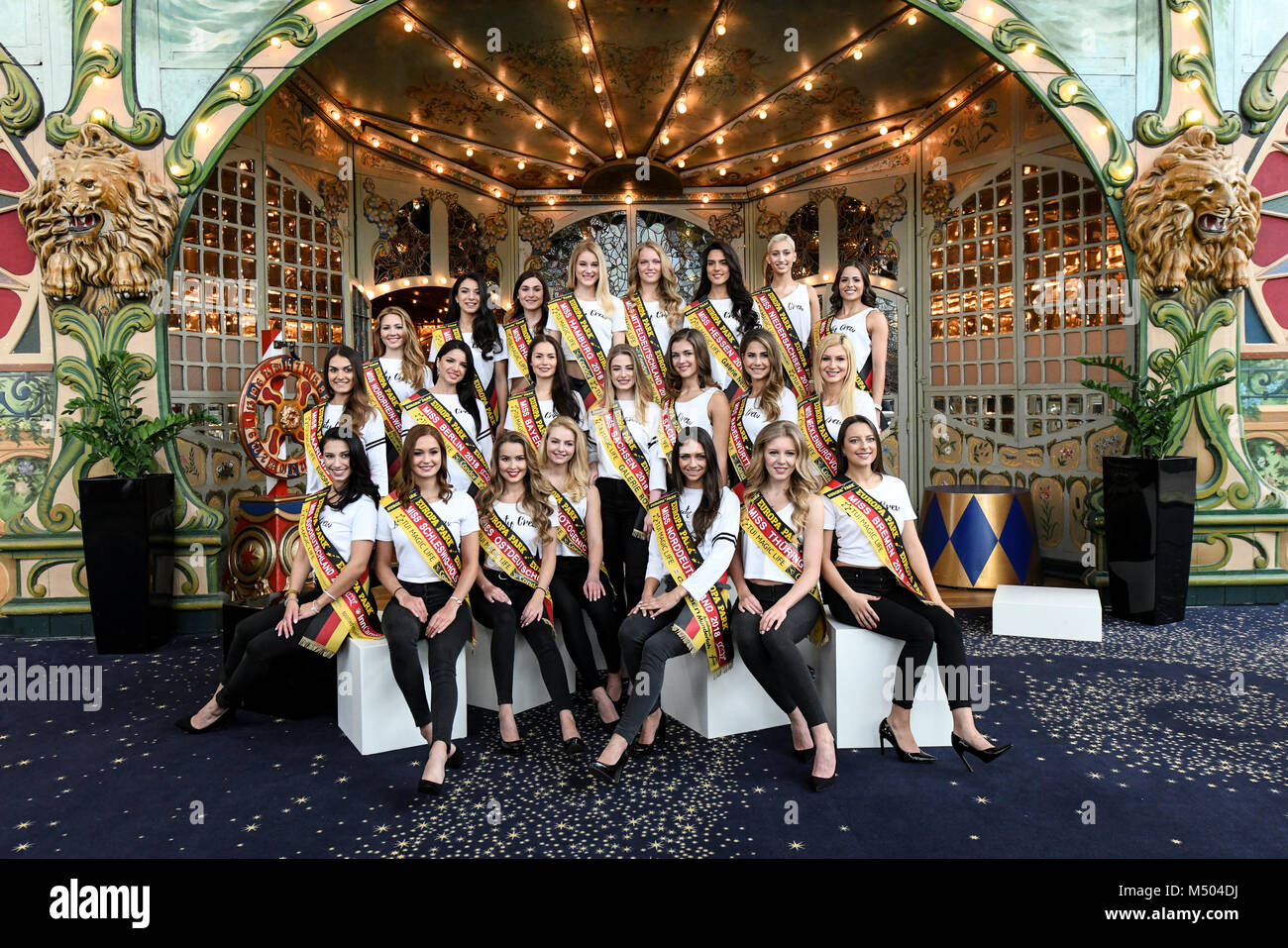 19 février 2018, Rust, Allemagne : les candidats de 'Miss France' posent pour une photo de groupe à la suite d'une conférence de presse à l'Europa Park. Le processus d'élection aura lieu le 24 février 2018. Photo : Patrick Seeger/dpa Banque D'Images