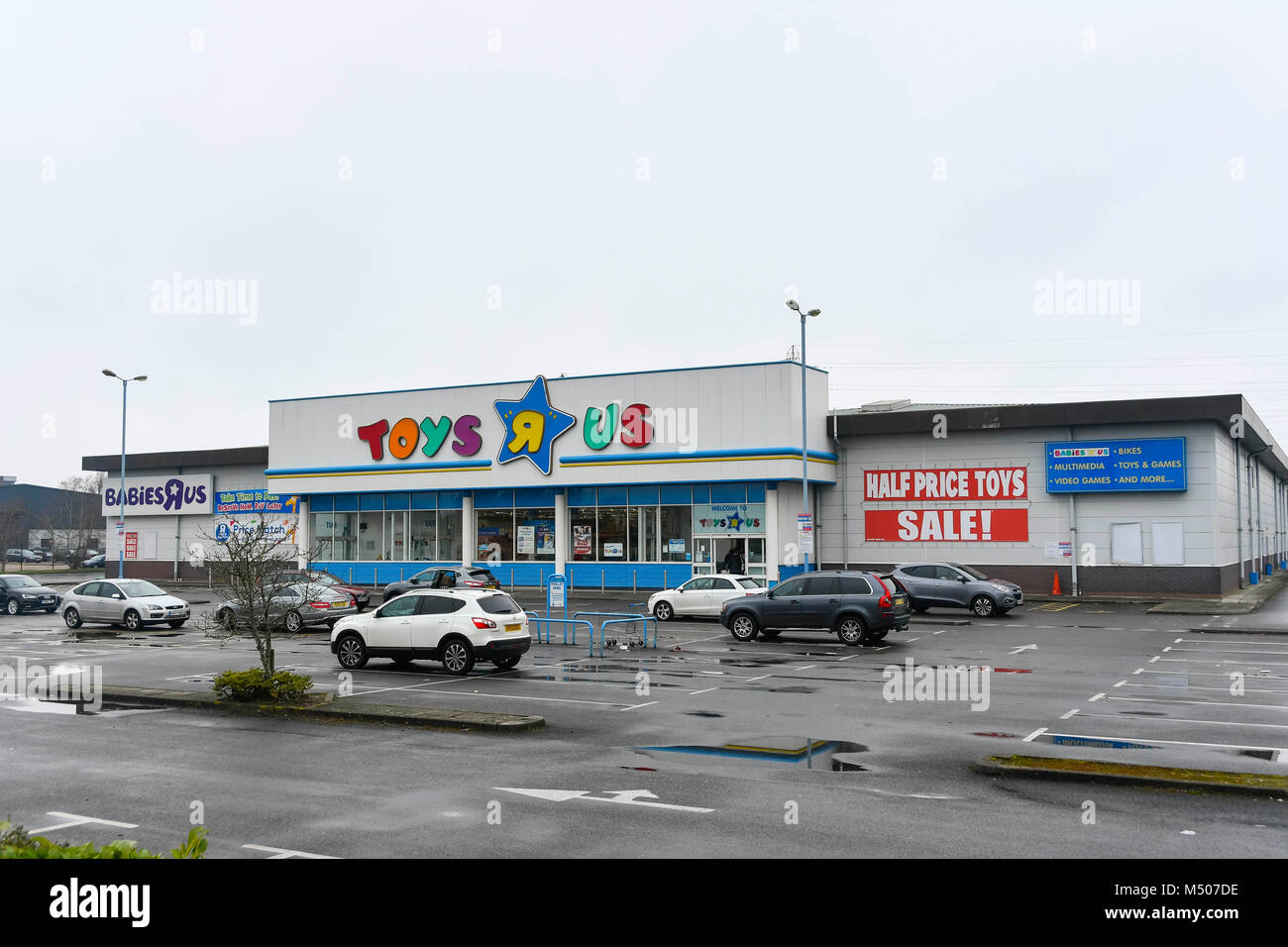 Poole, Dorset, UK. 19 février 2018. Vue sur le magasin Toys R Us à Poole, Dorset. Le détaillant américain a échappé de bras britannique en décembre en raison de l'effondrement des dettes importantes et d'un projet de loi. louer ingérable Il menace maintenant de nouveau comme il pourrait s'effondrer en raison d'un grand projet de loi fiscal qui doivent payer à la fin du mois. Crédit photo : Graham Hunt/Alamy Live News. Banque D'Images