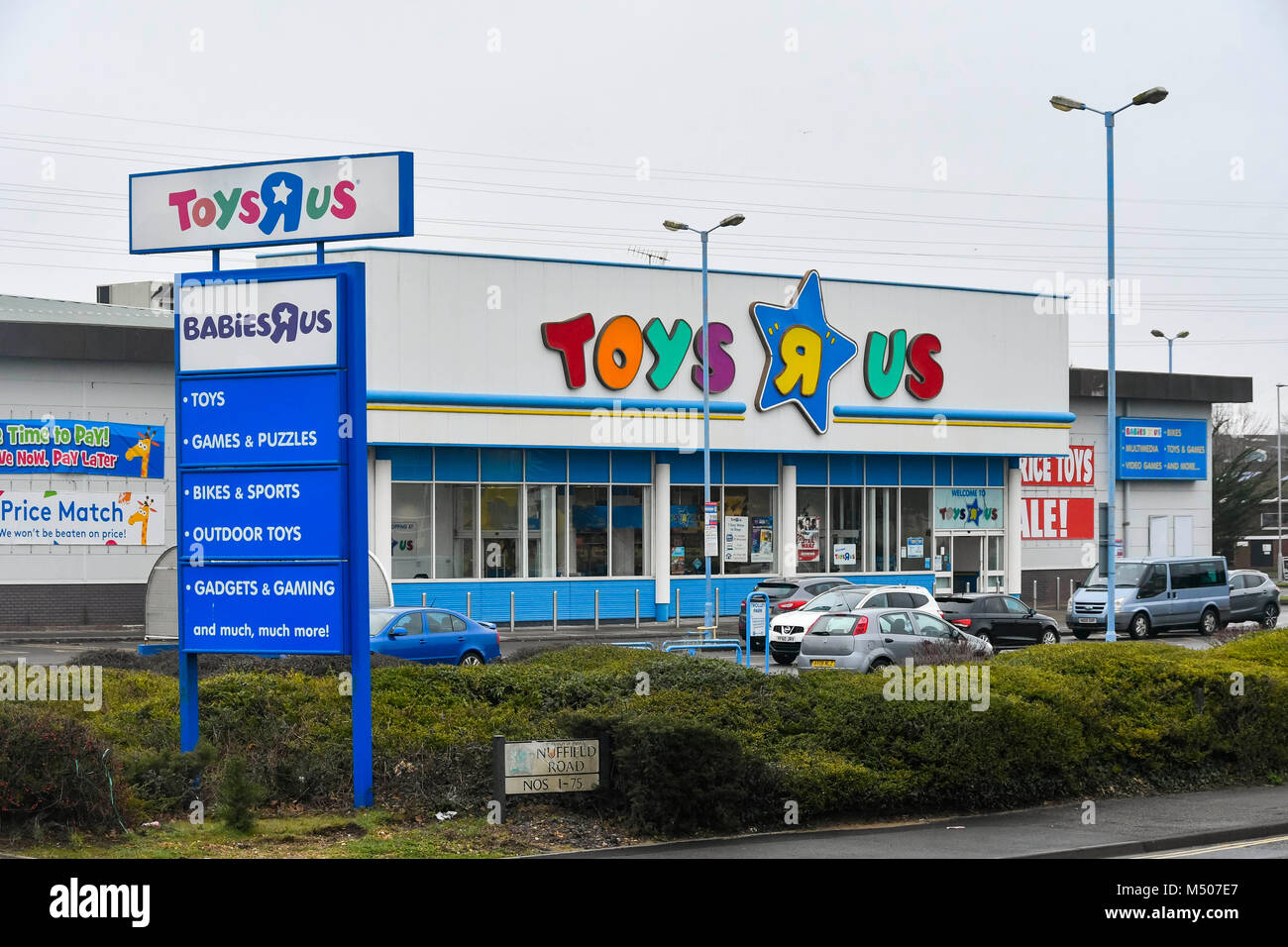 Poole, Dorset, UK. 19 février 2018. Vue sur le magasin Toys R Us à Poole, Dorset. Le détaillant américain a échappé de bras britannique en décembre en raison de l'effondrement des dettes importantes et d'un projet de loi. louer ingérable Il menace maintenant de nouveau comme il pourrait s'effondrer en raison d'un grand projet de loi fiscal qui doivent payer à la fin du mois. Crédit photo : Graham Hunt/Alamy Live News. Banque D'Images