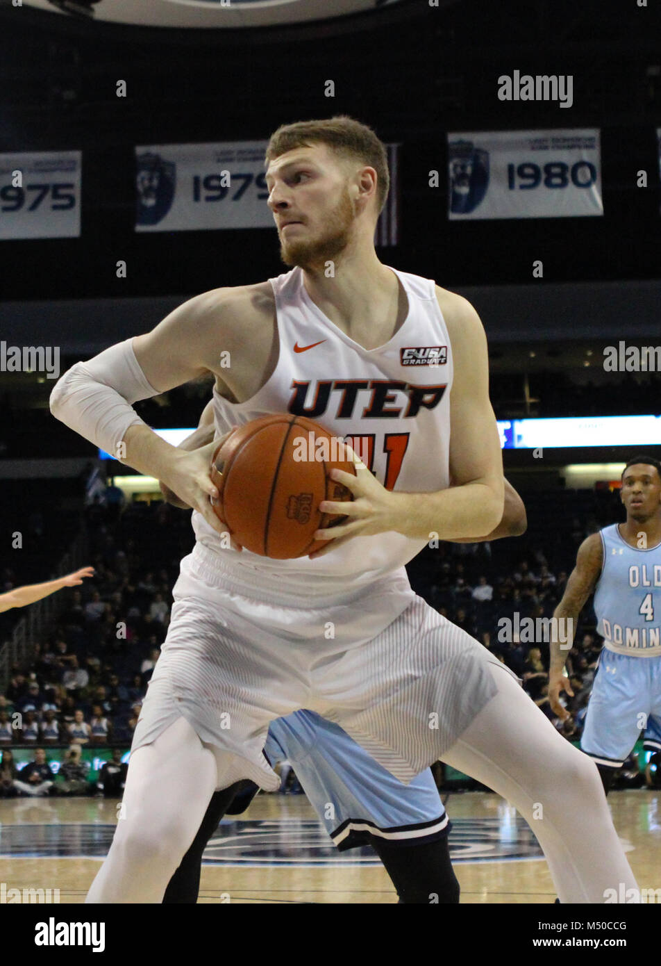 17 février 2018 - Centre de Mineurs UTEP Pèse Matt Willms (41) reçoit un rebond offensif au cours de l'UTEP Pèse mineurs vs monarques Old Dominion jeu au Ted Centre Constant à Norfolk, Virginie battu 82-33 l'UTSA Old Dominion. Jen Hadsell/CSM Banque D'Images