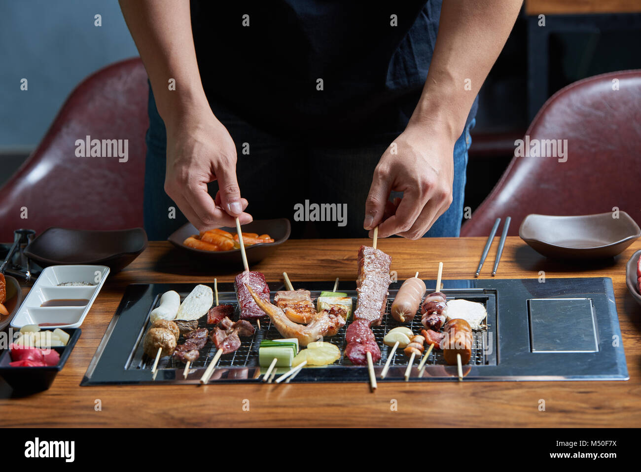 Brochette de divers aliments, les mains des hommes Banque D'Images