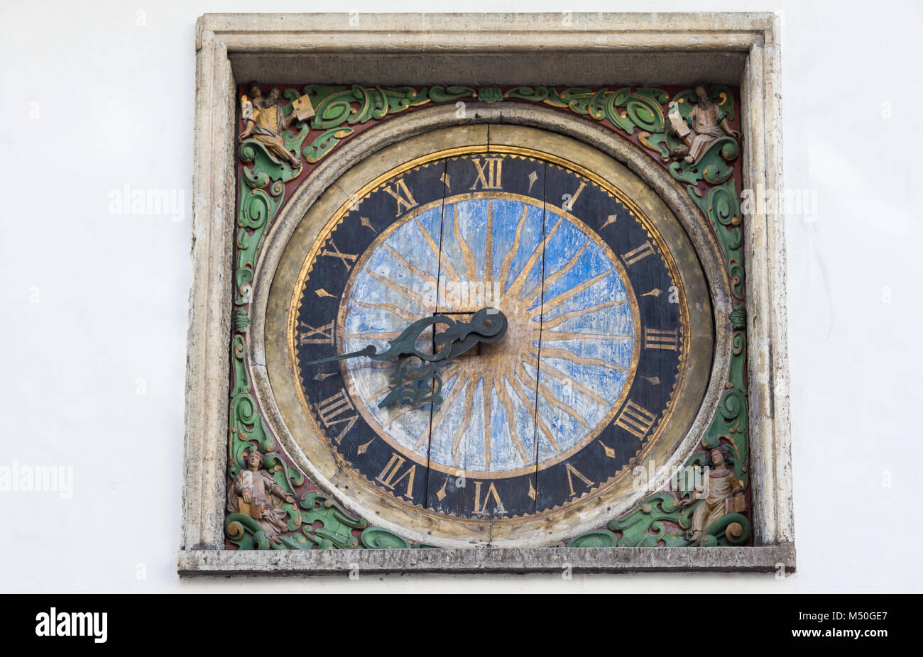 Horloge ancienne sur le mur de l'église du Saint Esprit à Tallinn, maître Christian Ackerman, 1684 Banque D'Images