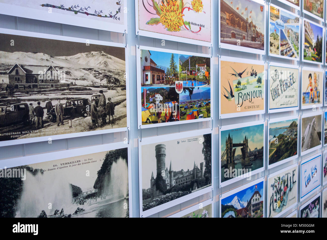 Recueil de cartes postales anciennes du début du xxe siècle montrant des dessins et des photographies anciennes destinations de vacances Banque D'Images