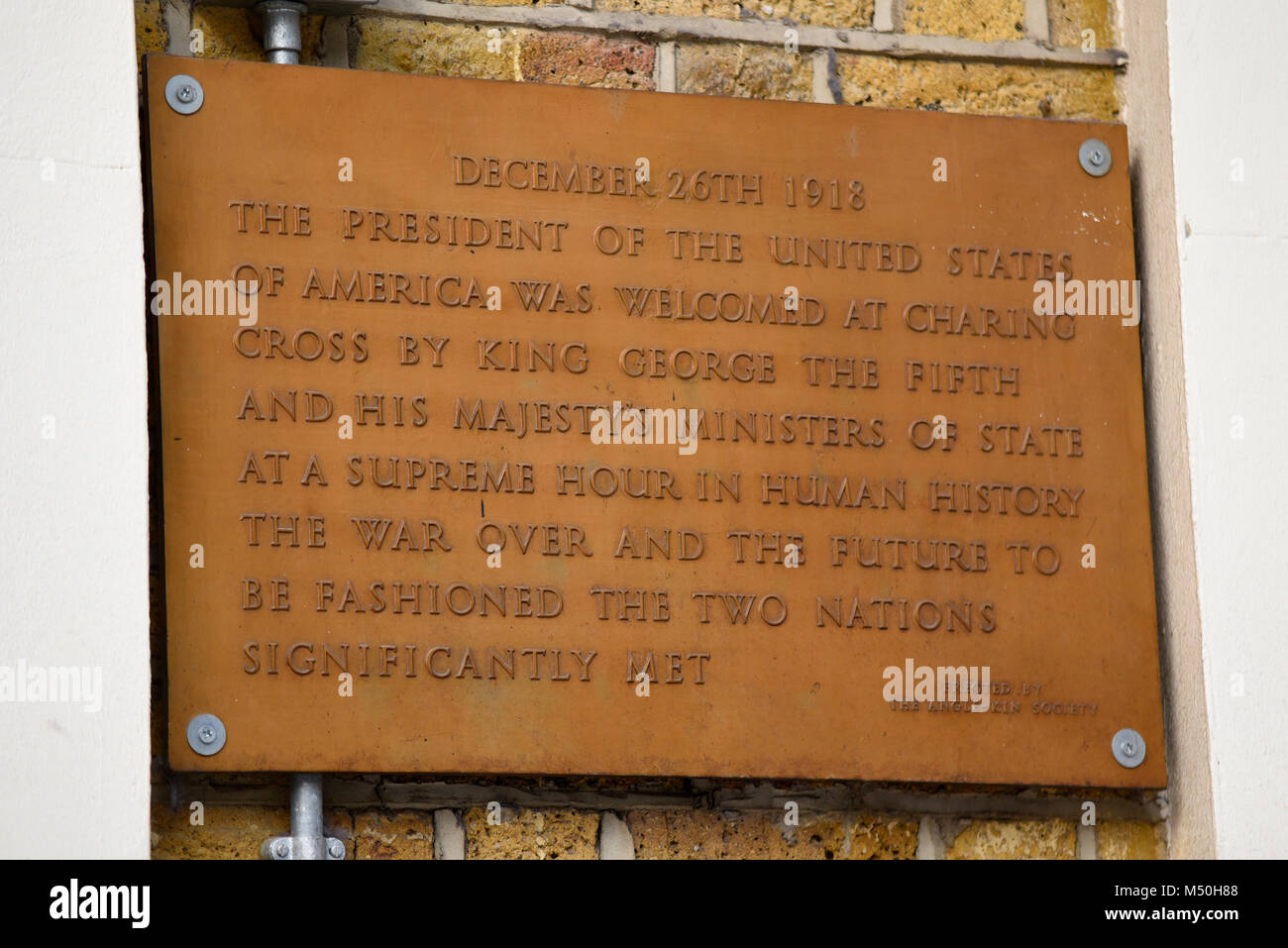 Plaque commémorant la visite du président américain Woodrow Wilson à la gare de Charing Cross visiter le roi George V en 1918. Érigée par l'angle de la société Kin Banque D'Images