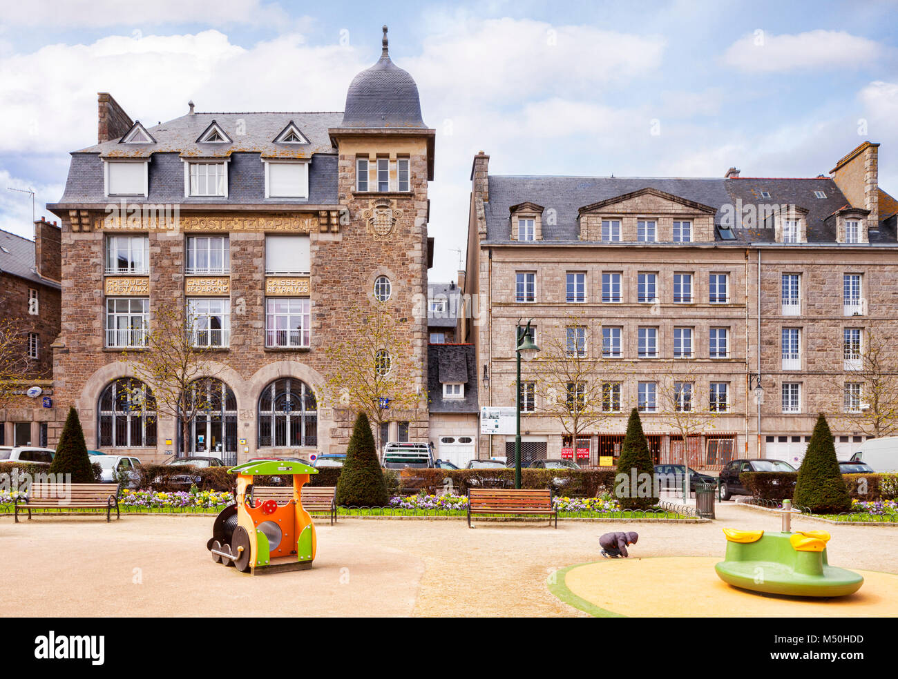 La Place des Frères F et Jm Lamennais, Saint Malo, Bretagne, France. L'ancien bureau de poste est sur la gauche. Banque D'Images