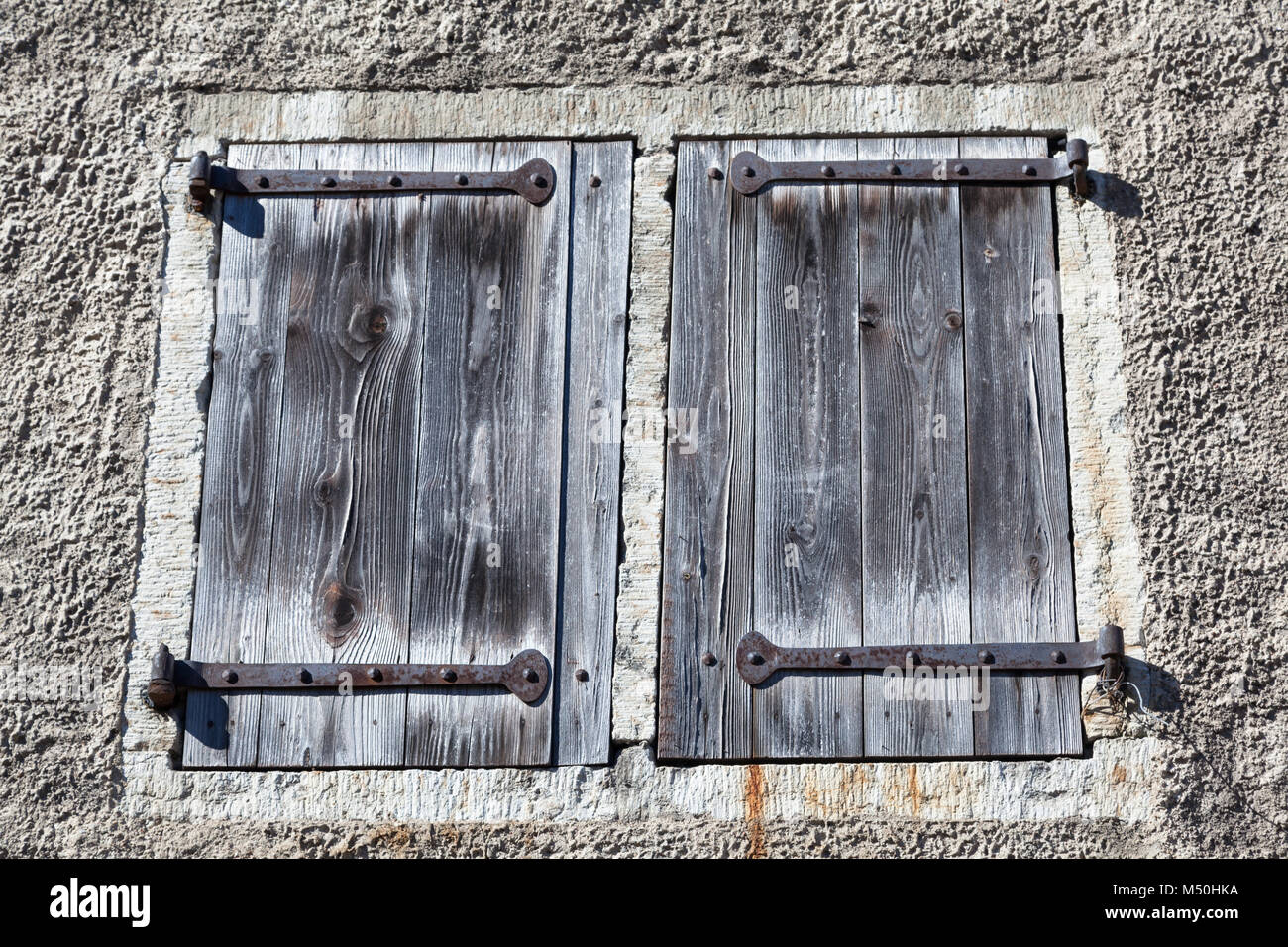 Vieux volets en bois avec charnières en fer forgé Banque D'Images