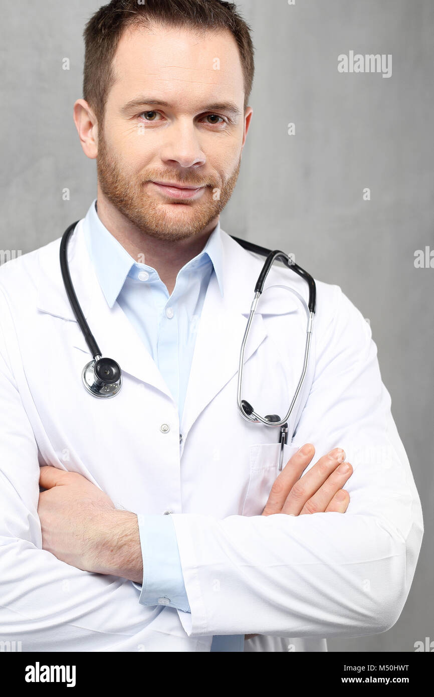 Médecin. Un beau médecin vêtu d'un sarrau blanc est debout dans une clinique Banque D'Images