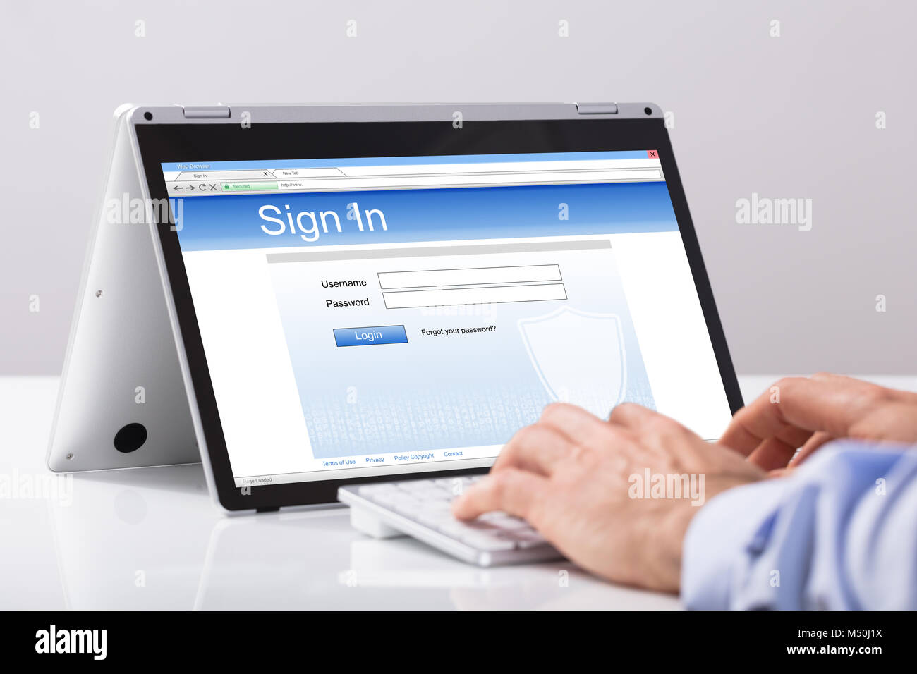 Close-up of Businessman Using Digital Tablet pour signature en blanc sur le bureau sur le lieu de travail Banque D'Images