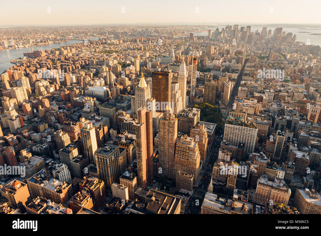 Vue aérienne de Manhattan au coucher du soleil au-dessous de la 30e Rue (de la 5ème Avenue) y compris Midtown, quartier Flatiron, Chelsea, East Village un Lower Manhattan Banque D'Images