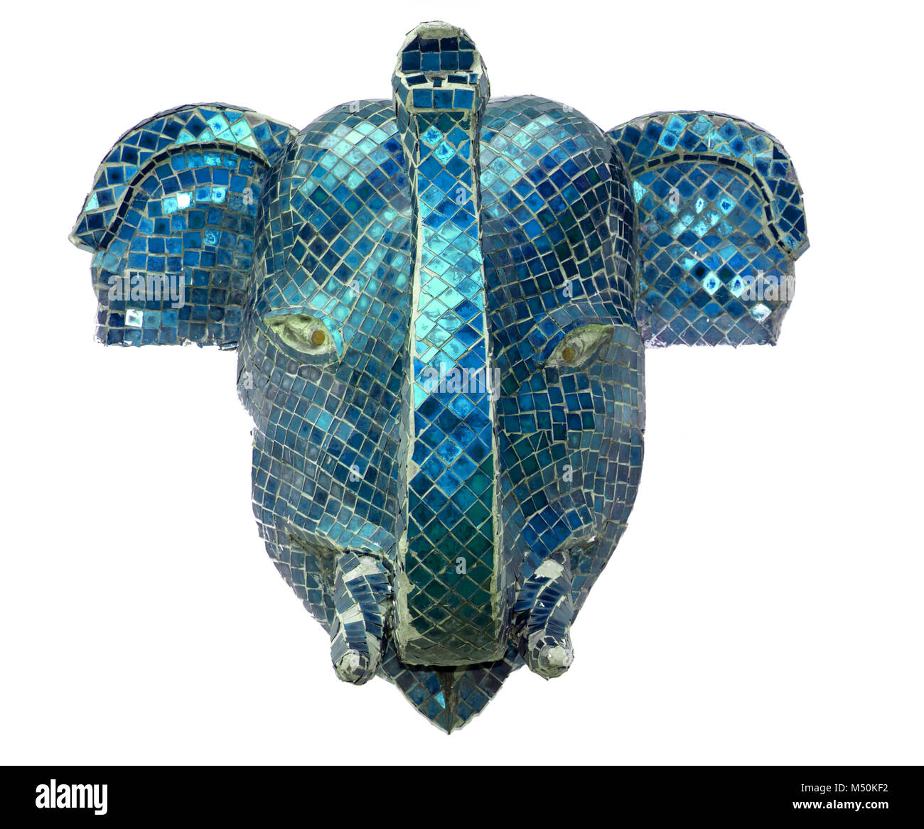 Blue Elephant Head isolé sur un fond blanc. La tête de l'éléphant se tourne vers l'avenir. Banque D'Images