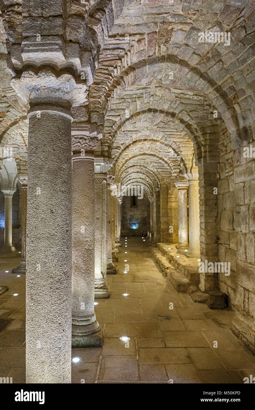 Passage voûté dans une ancienne crypte souterraine Banque D'Images