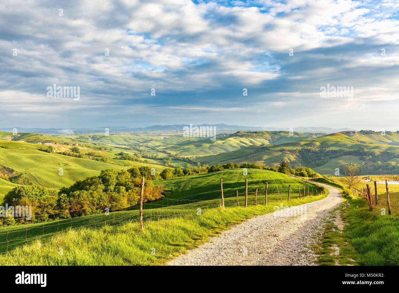 Route de terre dans la vallée dans un paysage italien rural Banque D'Images