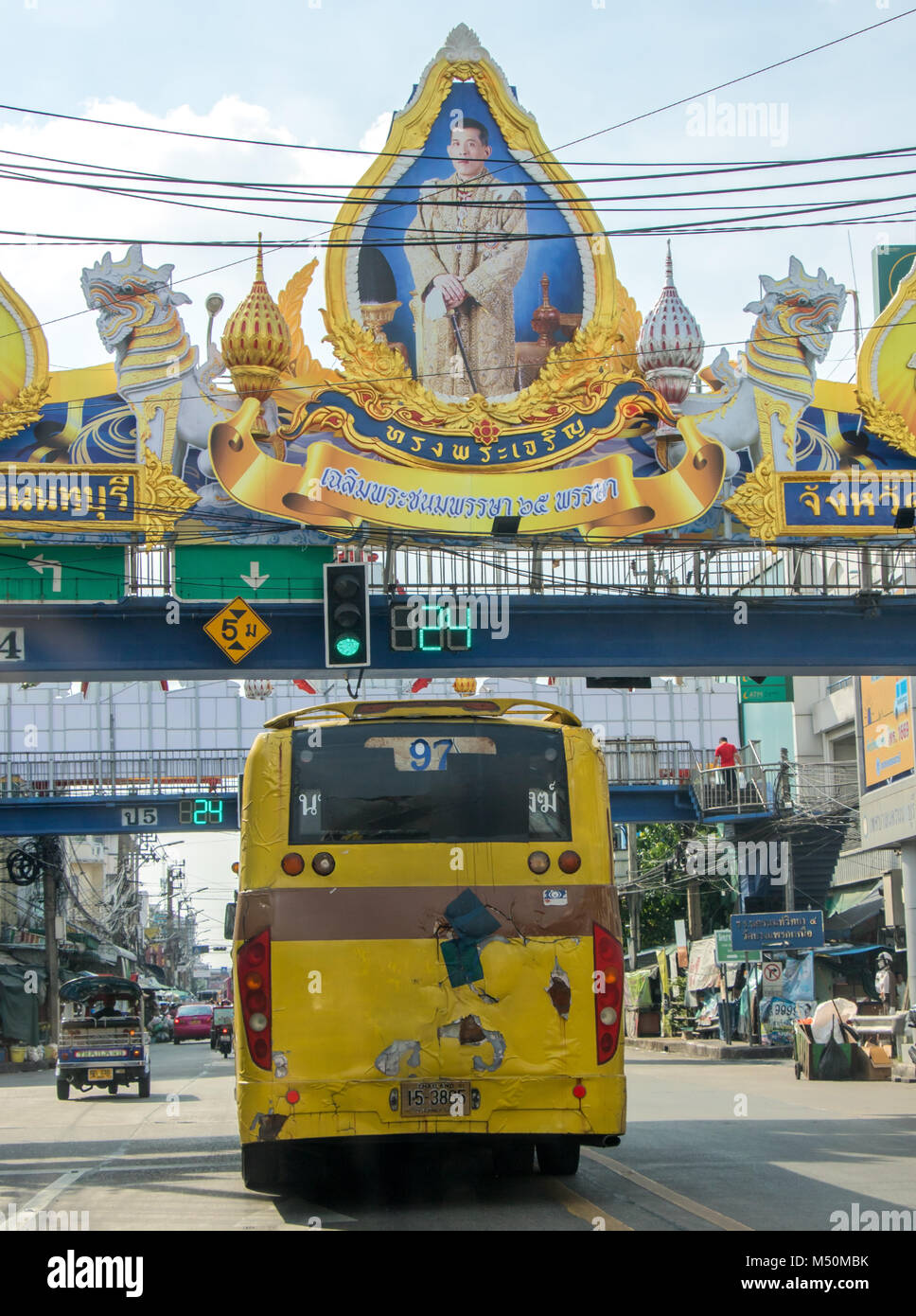 BANGKOK, THAÏLANDE, 18 novembre 2017, un autobus de la ville avec une capote endommagé sous la ride avec la décoration de la construction du Roi Ramy X, la Thaïlande. Banque D'Images
