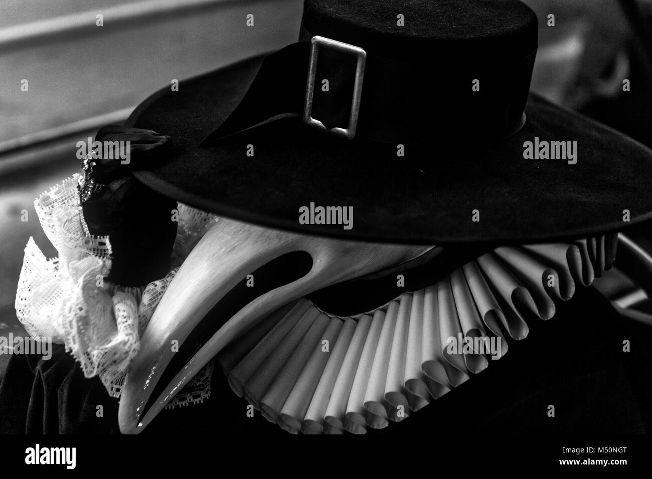 Dans l'homme au costume à bec bauta Carnaval de Venise Banque D'Images