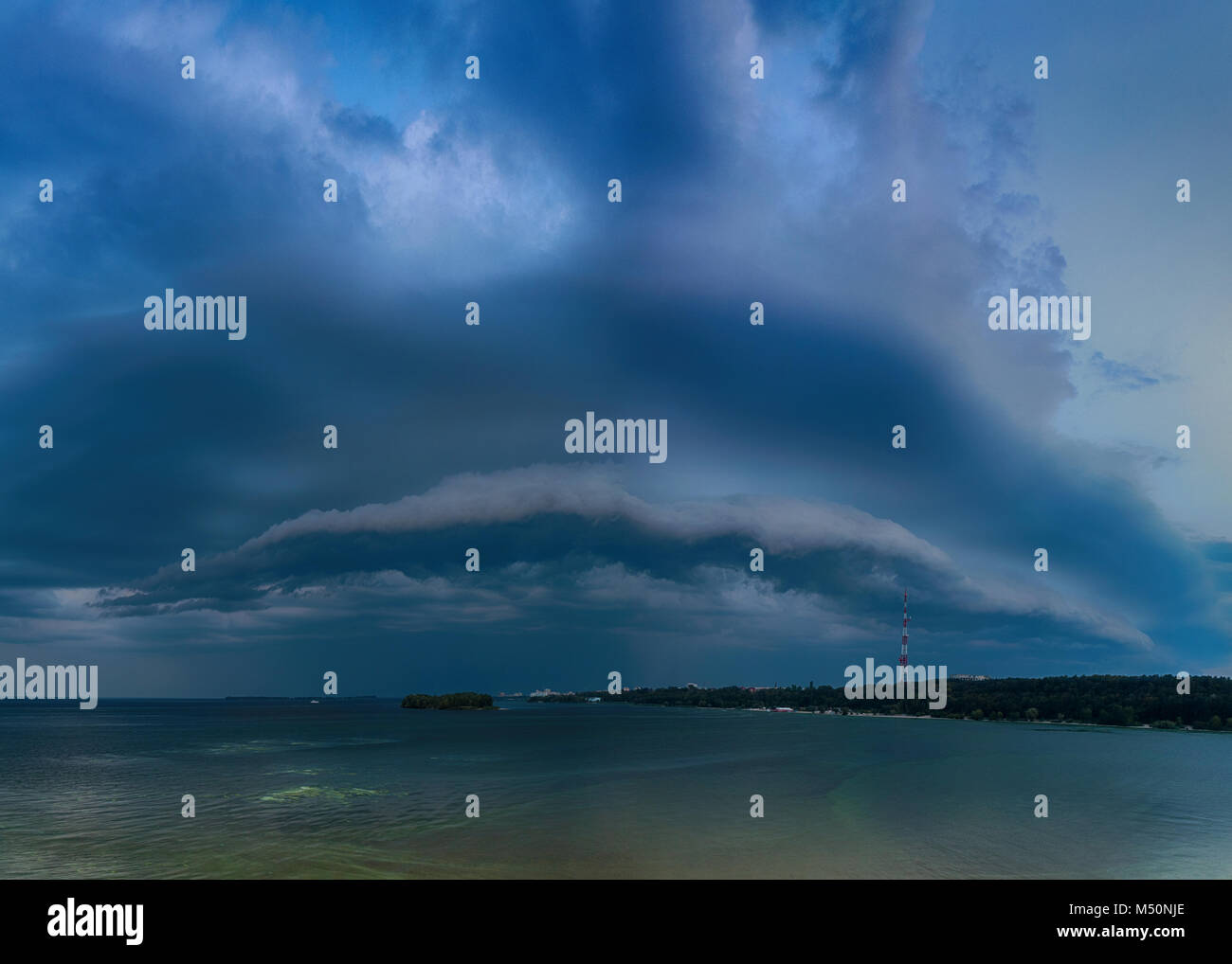 Tempête de nuages sombres dans la ville près de la rivière Banque D'Images