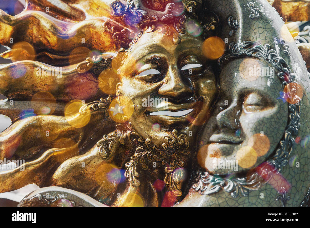 Luxe décoratif masque vénitien du soleil et de la lune avec des effets de lumière de bougie de rêve Banque D'Images