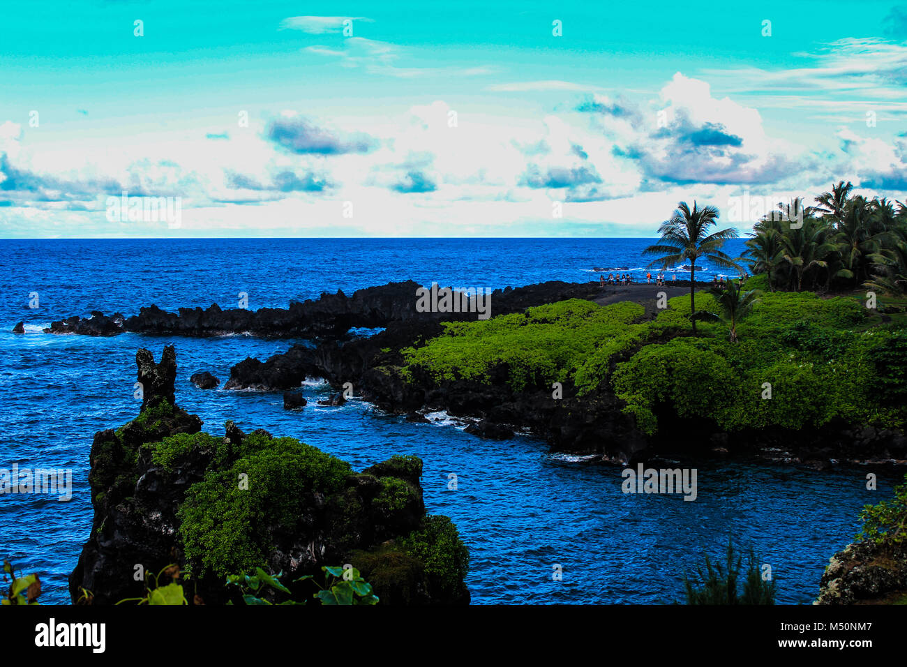 Maui Hawaii, plage de sable noir à la route de Hana dans le paradis. Blue Sea Banque D'Images